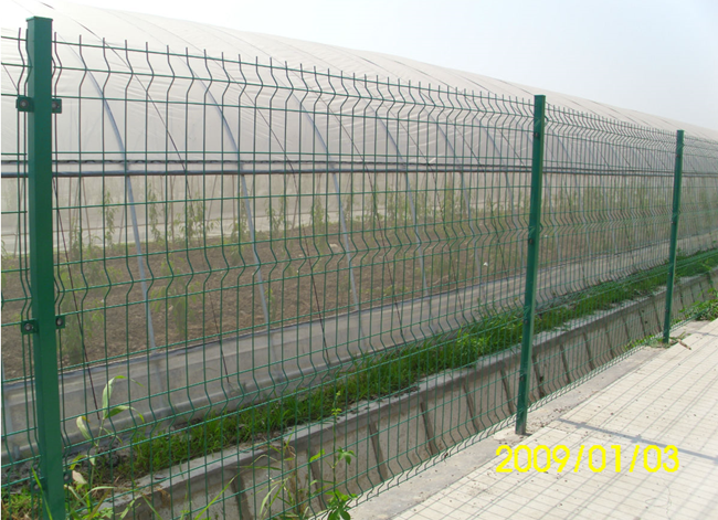 3.5mm Galvanized PVC Coated 3D Welded Wire Mesh Fence Curved Garden Perimeter 1