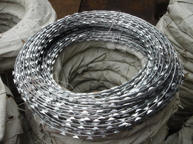 900 Mm Dia Razor Barbed Wire Coil Thermal Bto-10 Concertina Galvanized 0
